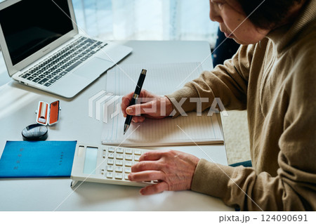 資産運用を考えるシニア女性 124090691