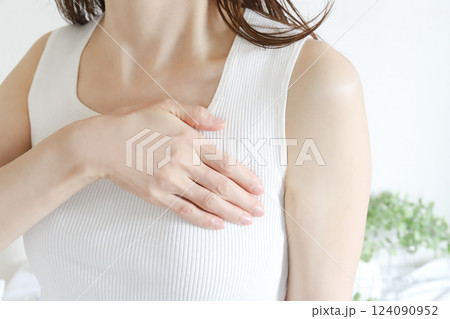 胸に手を当てる女性 バストケア 胸に手を当てる女性 バストケア 124090952