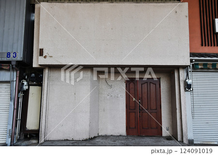 昭和の建物スナックの正面 124091019