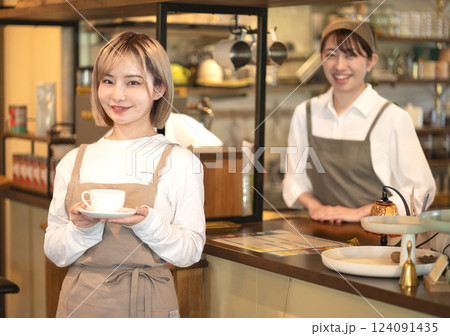 コーヒーカップを持つカフェ店員 コーヒーカップを持つカフェ店員 124091435