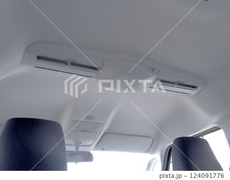 ファミリーカーの天井に設置されたサーキュレーター 124091776
