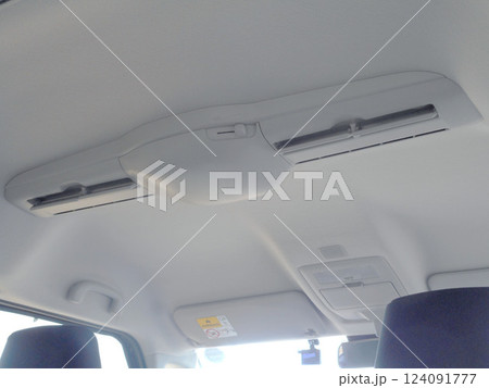 ファミリーカーの天井に設置されたサーキュレーター ファミリーカーの天井に設置されたサーキュレーター 124091777