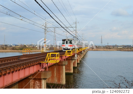 鉄橋を渡る山陽電車 124092272
