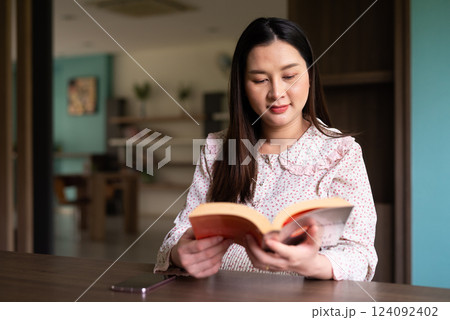 Pregnant woman portrait indoors 124092402