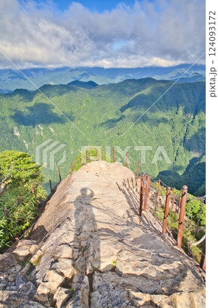 趣味の登山 緑の山々が広がる絶景④ 趣味の登山 緑の山々が広がる絶景④ 124093172