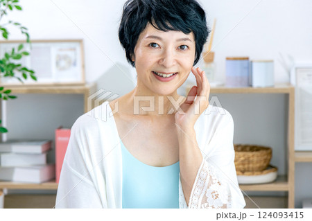 スキンケアをするミドル女性 124093415