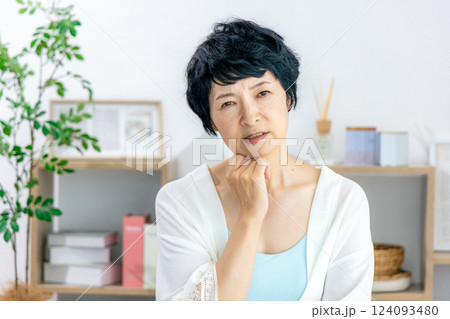 肌トラブルに悩むミドル女性 124093480