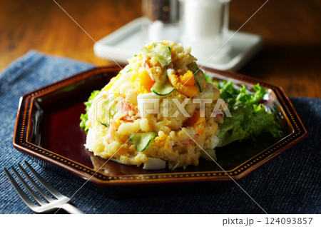卵入りポテトサラダ 124093857
