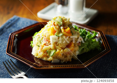 卵入りポテトサラダ 124093858