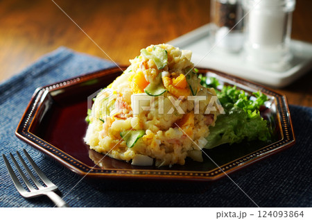 卵入りポテトサラダ 卵入りポテトサラダ 124093864