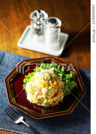 卵入りポテトサラダ 124094097