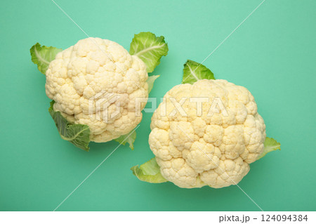Fresh organic cauliflower on mint background. Flat lay 124094384