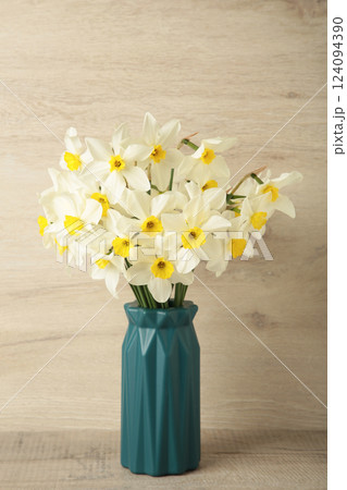 Spring easter background with daffodils bouquet in vase on light background Spring easter background with daffodils bouquet in vase on light background 124094390