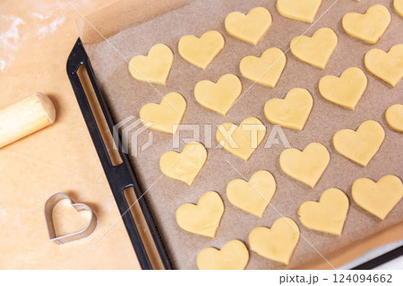 天板に並んだ焼く前のハート型クッキー 124094662