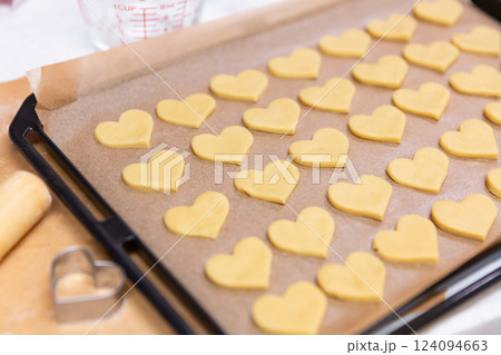 天板に並んだ焼く前のハート型クッキー 124094663