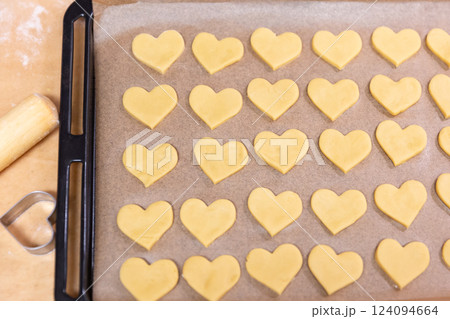 天板に並んだ焼く前のハートのクッキー 124094664