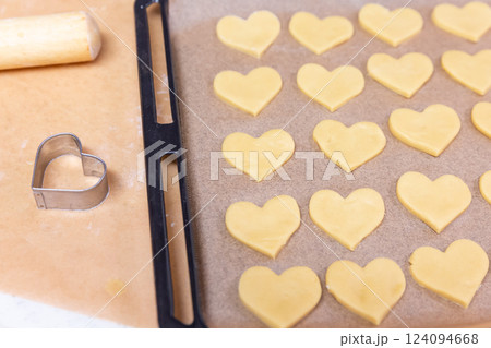 天板に並んだ焼く前のハート型クッキー 124094668