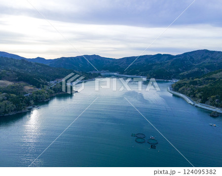 空から見た美しい海と山と空 空から見た美しい海と山と空 124095382