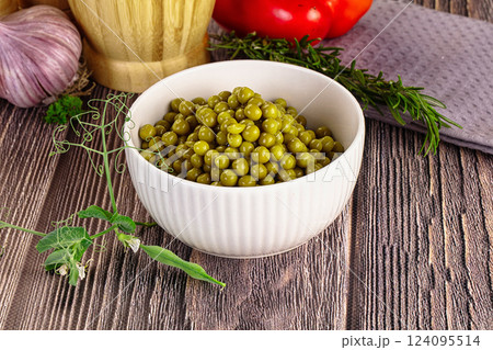 Sweet young canned green peas Sweet young canned green peas 124095514