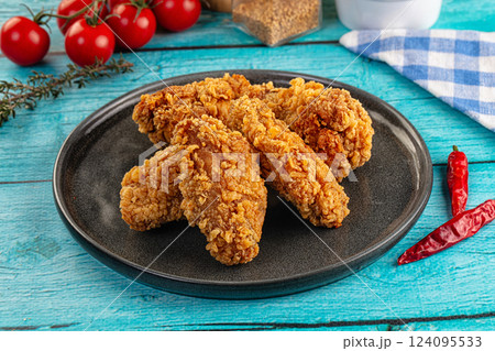 Golden crispy fried chicken wings 124095533