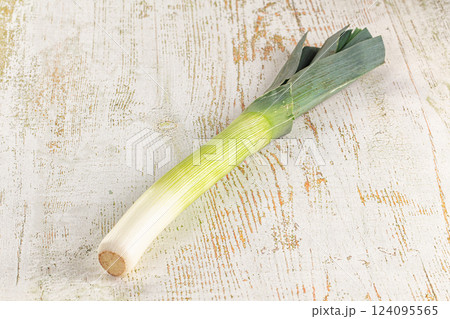 Raw ripe green leek onion Raw ripe green leek onion 124095565