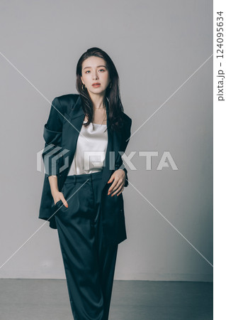 クール系ファッションの女性 124095634