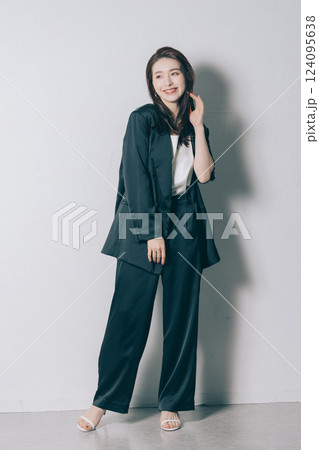 クール系ファッションの女性 124095638
