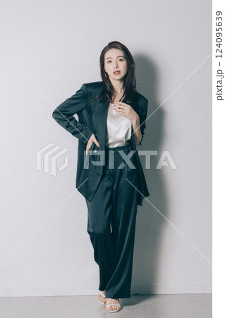 クール系ファッションの女性 124095639