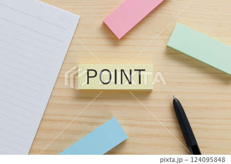 デスクの上にPOINTと書かれた付箋 デスクの上にPOINTと書かれた付箋 124095848