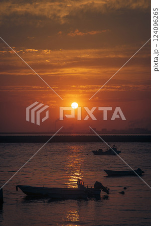 海に浮かぶ漁船と沈みゆく太陽 海に浮かぶ漁船と沈みゆく太陽 124096265
