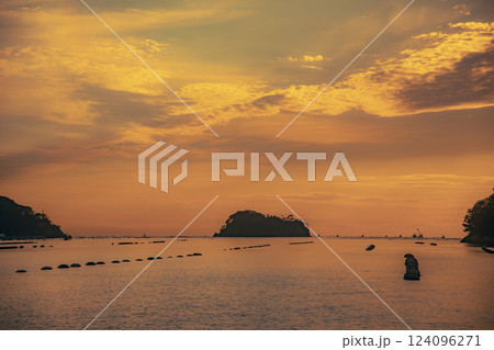 美しい夕焼けと空と海 124096271