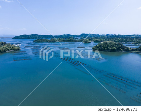 青い海に広がる牡蠣の養殖施設 124096273