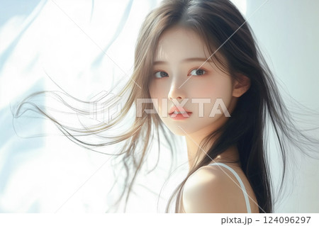 髪を風になびかせ振り向く若い女性（美容、ビューティー、化粧品、、スキンケア、健康） 124096297