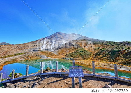 秋の大雪山系 旭岳と 姿見の池 秋の大雪山系 旭岳と 姿見の池 124097789
