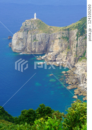九州長崎県五島市「大瀬埼灯台」夏景色【断崖】 124100260