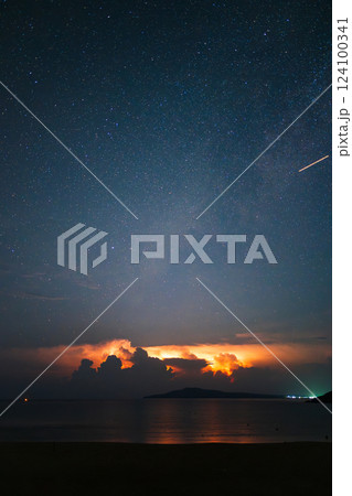 長崎県五島市三井楽町「高浜海水浴場」夏の雷雲と流星【右上】 124100341