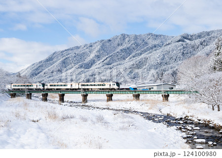 【高山本線】雪景色の宮川を渡る特急ひだ 124100980