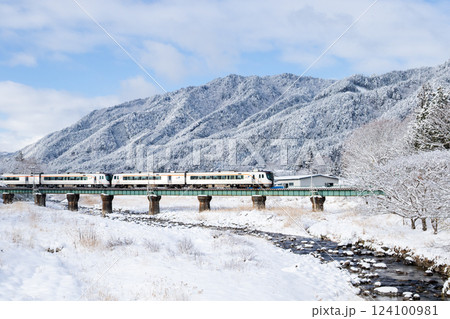 【高山本線】雪景色の宮川を渡る特急ひだ 124100981