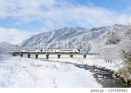 【高山本線】雪景色の宮川を渡る特急ひだ 124100982