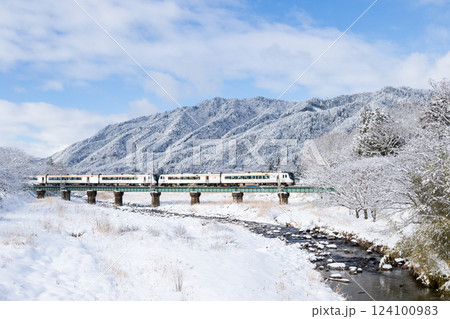 【高山本線】雪景色の宮川を渡る特急ひだ 124100983
