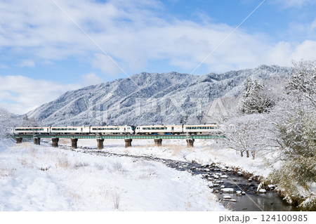 【高山本線】雪景色の宮川を渡る特急ひだ 124100985
