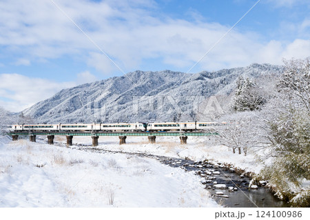 【高山本線】雪景色の宮川を渡る特急ひだ 124100986