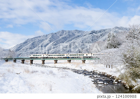 【高山本線】雪景色の宮川を渡る特急ひだ 124100988