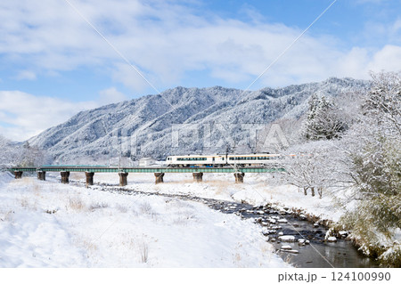 【高山本線】雪景色の宮川を渡る特急ひだ 【高山本線】雪景色の宮川を渡る特急ひだ 124100990