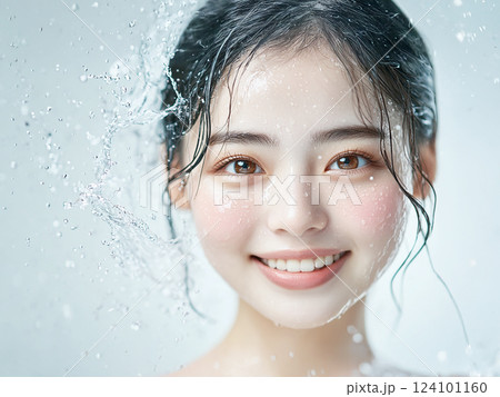 美しい若い女性　美容、健康の広告デザインに最適な人物素材　コピースペース 124101160