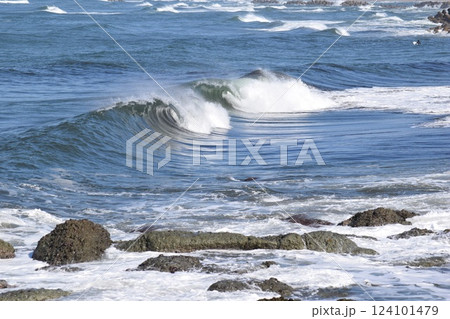 日本海の荒波 山形県庄内海岸 124101479