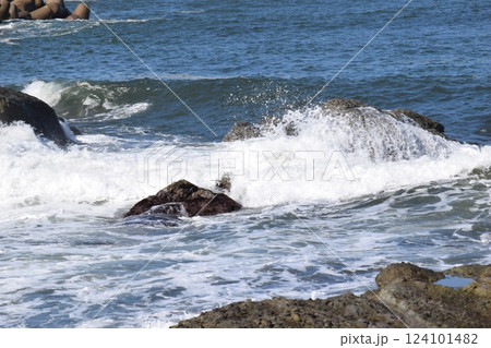 日本海の荒波 山形県庄内海岸 124101482