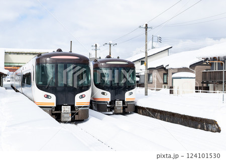【高山本線】飛騨国府駅で運転停車する特急ひだ 124101530