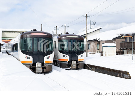 【高山本線】飛騨国府駅で運転停車する特急ひだ 【高山本線】飛騨国府駅で運転停車する特急ひだ 124101531