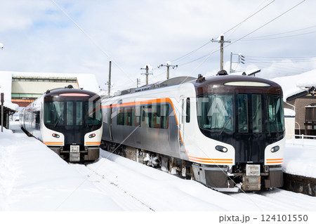 【高山本線】飛騨国府駅で列車交換する特急ひだ 124101550